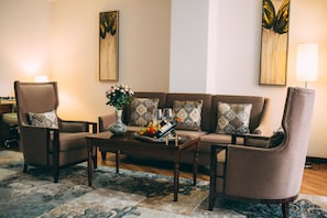 Suite, 1 Bedroom | Living area