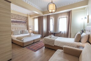 Habitación familiar doble, vistas parciales al mar, mirando al mar | Minibar, caja fuerte, escritorio y sistema de insonorización