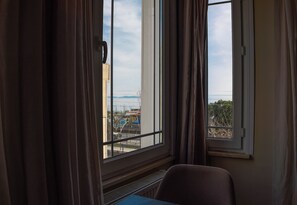 Habitación familiar doble, vistas parciales al mar, mirando al mar | Minibar, caja fuerte, escritorio y sistema de insonorización