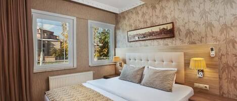 Standard Double Room | Minibar, in-room safe, desk, soundproofing