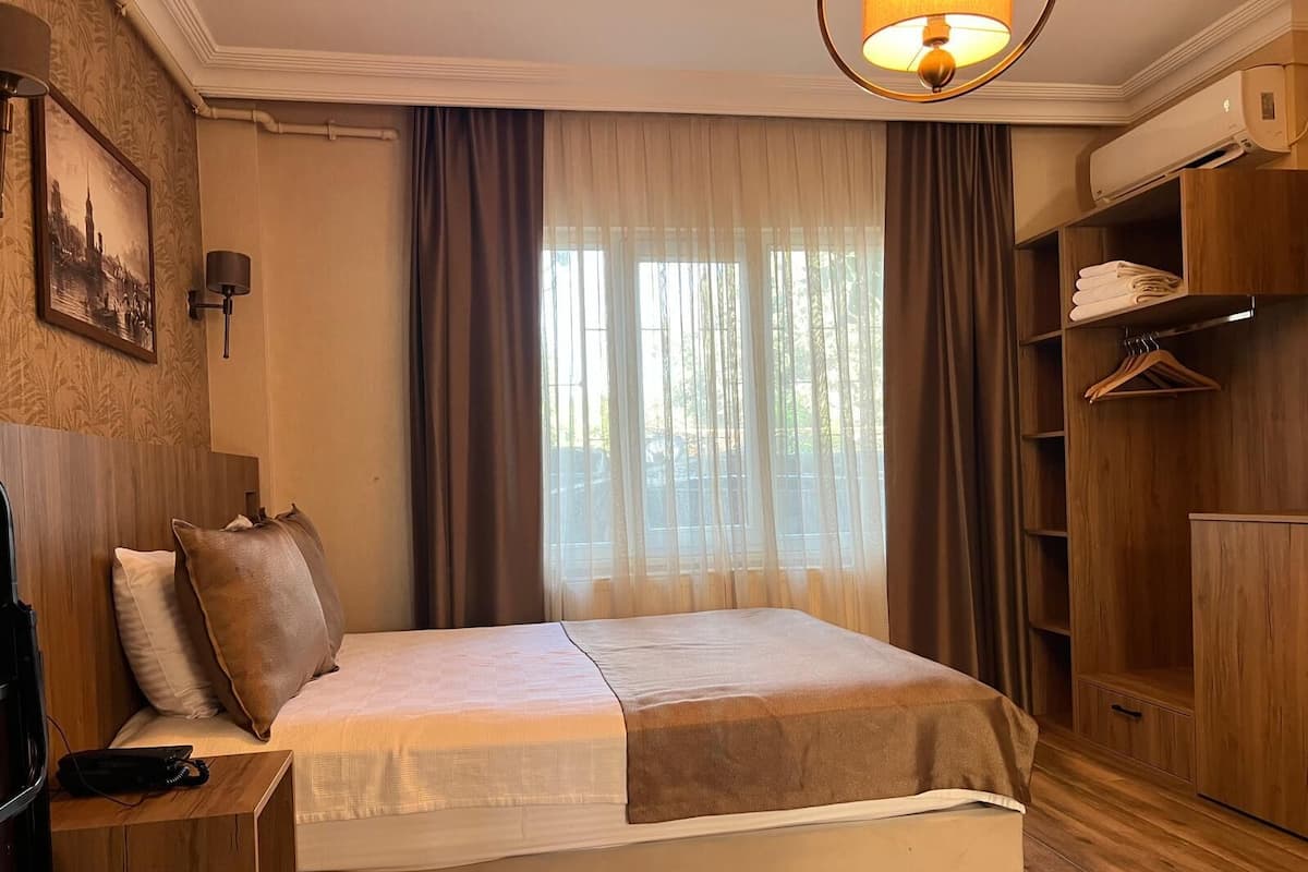 Double Room with Extra Bed - Lobby Floor | Minibar, in-room safe, desk, soundproofing