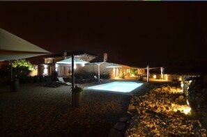 Alberca al aire libre, acceso de 09:00 a 22:00, y camastros