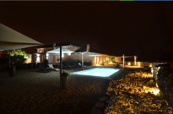 Outdoor pool, open 9 AM to 10 PM, pool loungers