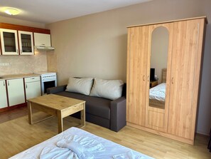 Family Studio, Partial Sea View | Private kitchenette | Fridge, microwave, oven, stovetop - Menada Privilege Fort Beach (Elenite)