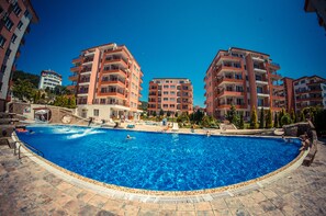 Piscina externa, espreguiçadeiras