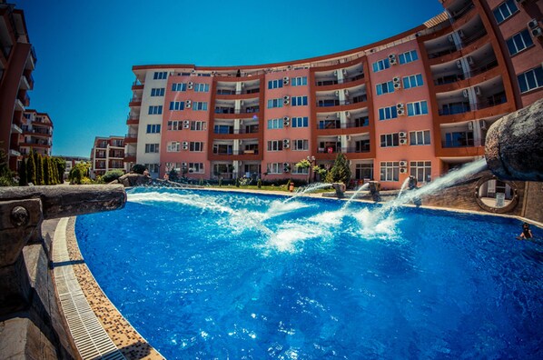 Outdoor pool, sun loungers