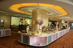 每日供应自助式早餐（每人 CNY 48）