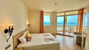 Superior Apartment, 1 Bedroom, Balcony, Sea View | 1 bedroom, bed sheets