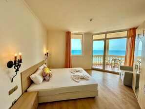 Apartamento superior, 1 habitación, balcón, vistas al mar | 1 dormitorio y ropa de cama