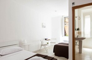 Ropa de cama de alta calidad, muebles diferentes y escritorio 