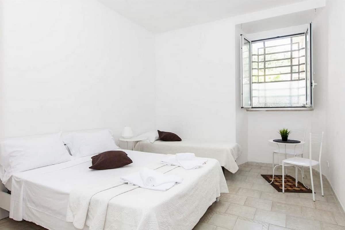 Camera tripla | Biancheria da letto di alta qualità, con arredamento individuale