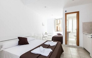 Ropa de cama de alta calidad, muebles diferentes y escritorio 
