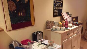 Petit déjeuner complet servi en semaine (10.00 EUR par personne)