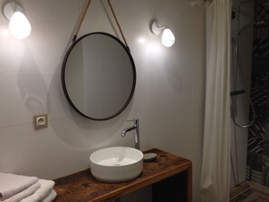 Comfort Double Room, 1 Queen Bed | Bathroom sink - L'écrin des Saveurs (Schwenheim)