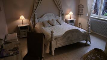 Comfort tweepersoonskamer, 1 tweepersoonsbed | Luxe beddengoed, een bureau, geluiddichte muren, gratis wifi