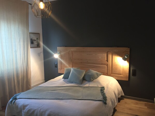 Ropa de cama de alta calidad, escritorio y sistema de insonorización