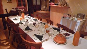 Esmorzar complet entre setmana (10.00 EUR per persona) 