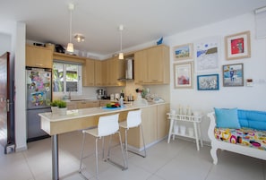 Villa - 3 sovrum | Eget kök | Stort kylskåp, mikrovågsugn, ugn och spishäll