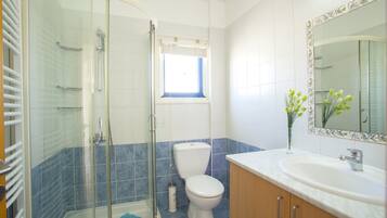 Villa, 2 Bedrooms | Bathroom | Shower, hair dryer, towels