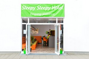 Property entrance - SleepySleepy Hotel Gießen (Linden)