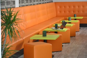 Bar (on property) - SleepySleepy Hotel Gießen (Linden)
