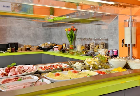 Food and drink. SleepySleepy Hotel Gießen