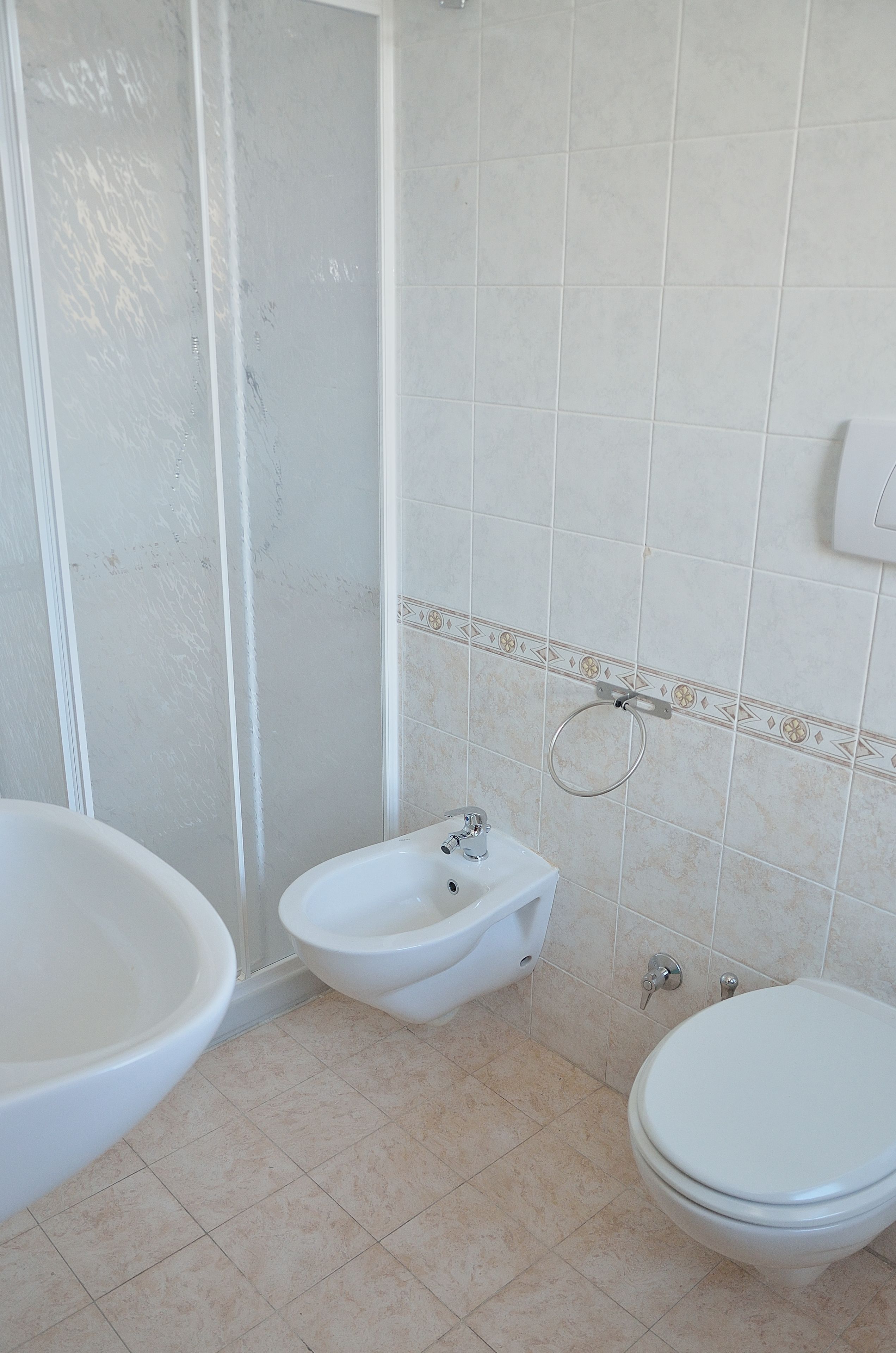 Un bagno con una vasca, un bidet e un water.