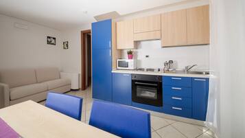 Appartamento, 2 camere da letto (Trilo 6 H) | Area soggiorno | TV a schermo piatto 24 pollici con canali digitali, TV