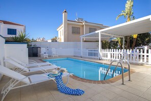 Seasonal outdoor pool, pool loungers - Villa Nicol 31 (Paralimni)