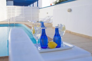 Piscine extérieure (ouverte en saison), chaises longues