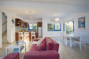 Villa, 3 chambres, piscine privée, vue sur la mer | Aire de séjour | Téléviseur à écran plat