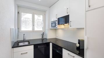 Refrigerador, microondas, utensilios de cocina y artículos de limpieza