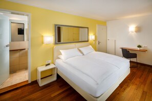 Habitación doble superior | Ropa de cama de alta calidad, edredón, minibar y escritorio