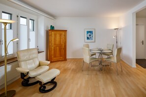 套房, 1 间卧室 | 起居区 | 45-英寸纯平电视（配备有线频道）、电视、办公室
