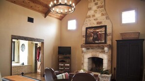 Cottage (Double Deer Ranch - Paloma) | Frette Italian sheets, premium bedding, individually furnished - Double Deer Ranch - Paloma (Fredericksburg)