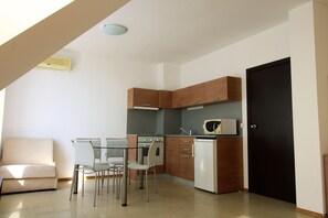 Monolocale Classic | Angolo cottura privato | Frigorifero, forno, piano cottura, bollitore elettrico