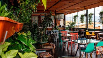 供應午餐及晚餐;本地菜