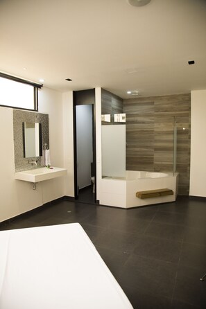 Deluxe Room, 1 Double Bed, Hot Tub | Individually decorated, desk, free WiFi, bed sheets - Hotel Gallery (Medellín)