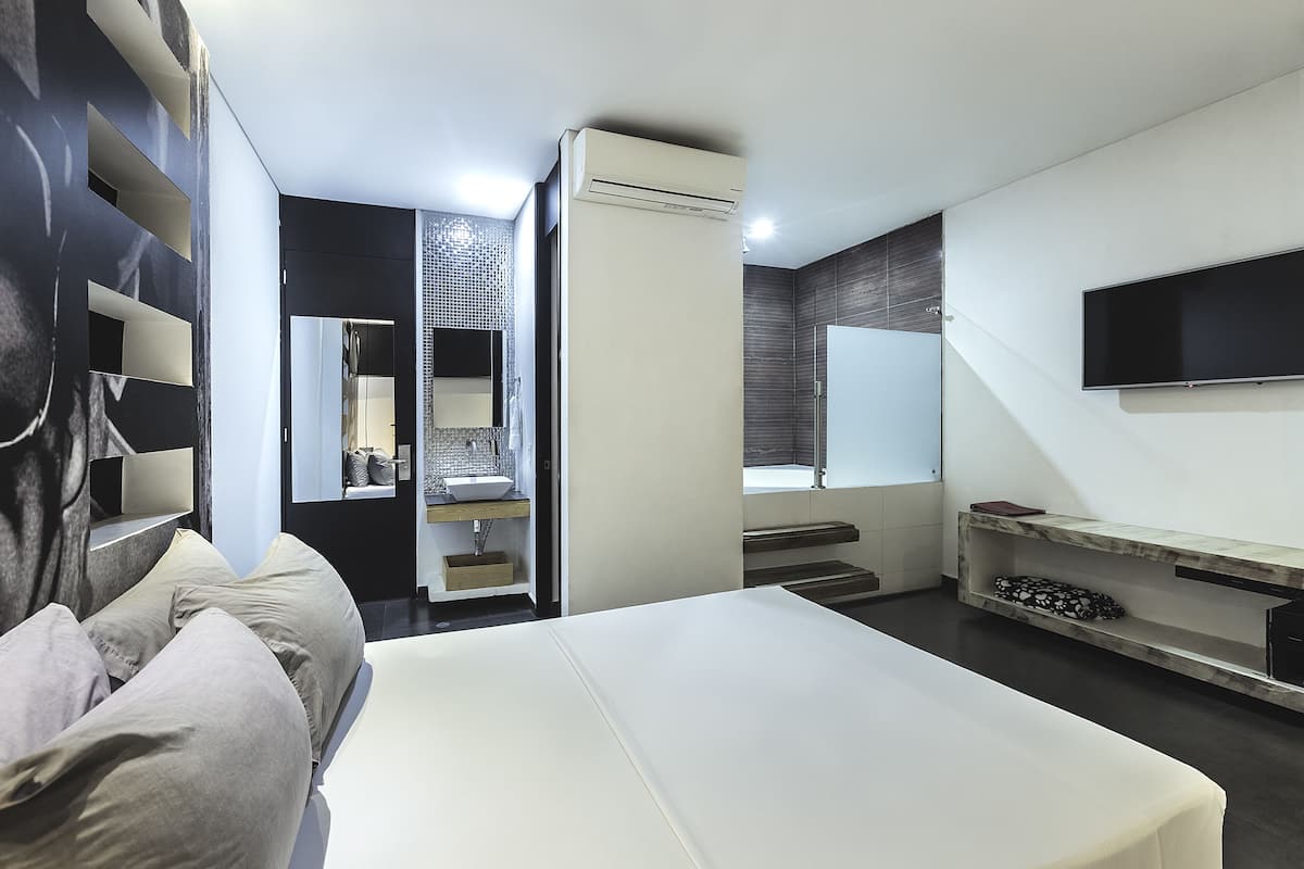 Desk, WiFi (free), individually decorated, bed sheets