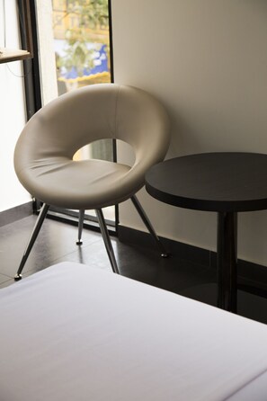 Decoración personalizada, escritorio, wifi gratis y ropa de cama 