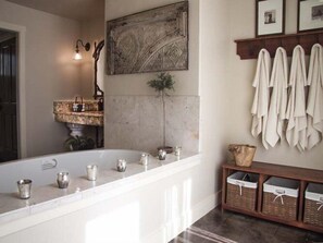 Quarto, 1 cama King, para não fumantes (Double Deer Ranch: Twig) | Banheiro | Banheira e chuveiro separados, banheira de hidromassagem