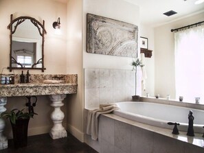 客房, 1 张特大床, 无烟房 (Double Deer Ranch: Twig) | 浴室 | 独立的浴缸和淋浴、按摩浴缸、免费洗浴用品、毛巾