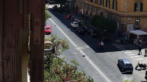 A street view with a yellow building, cars, and pedestrians. - MORE Cola di Rienzo B&B (Rome)