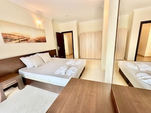 Apartamento clássico, vista para a piscina | Wi-Fi (sobretaxa), roupa de cama