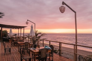 Terrace/patio - Baja Canoas Hotel (Canoas de Punta Sal)