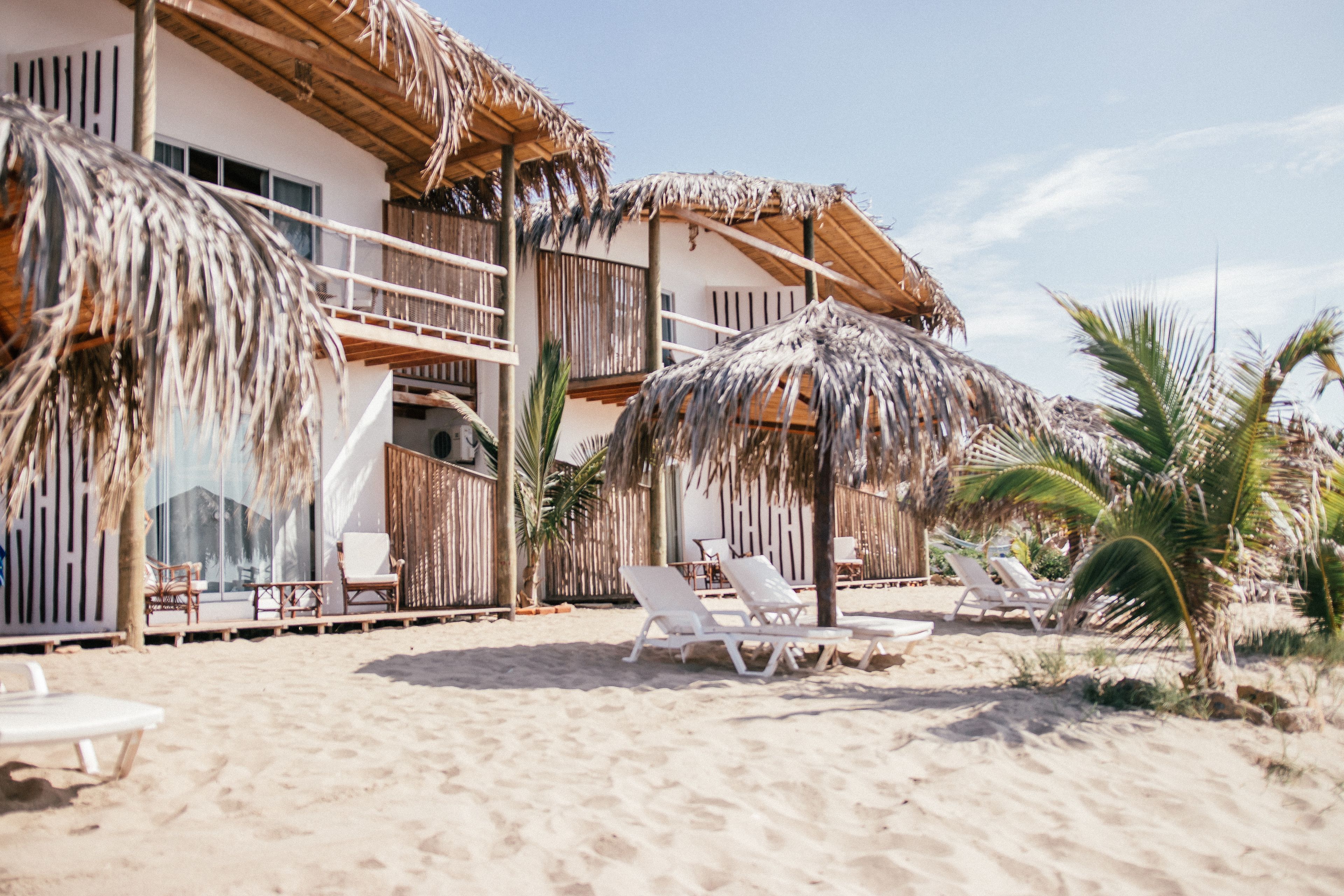 Ubicación a pie de playa, arena blanca, tumbonas y sombrillas