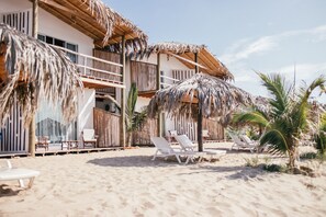 On the beach, white sand, sun loungers, beach umbrellas - Baja Canoas Hotel (Canoas de Punta Sal)
