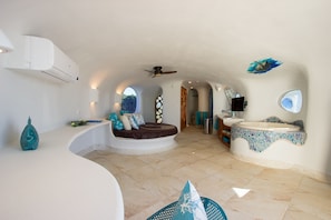 Villa Deluxe, 4 habitaciones, vista al mar, frente al océano | Área de sala de estar | Televisión 