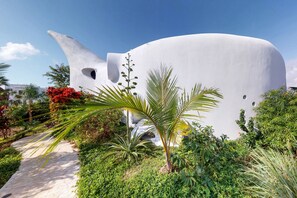 Vista frontal de la propiedad