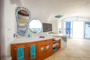Villa Deluxe, 1 habitación, vista al mar | Baño | Amenidades de baño gratuitas y toallas 